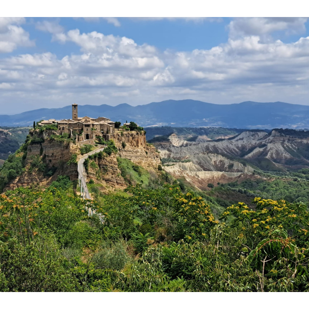 Tra cielo, tufo e maestosi calanchi……. La Via dei Tusci