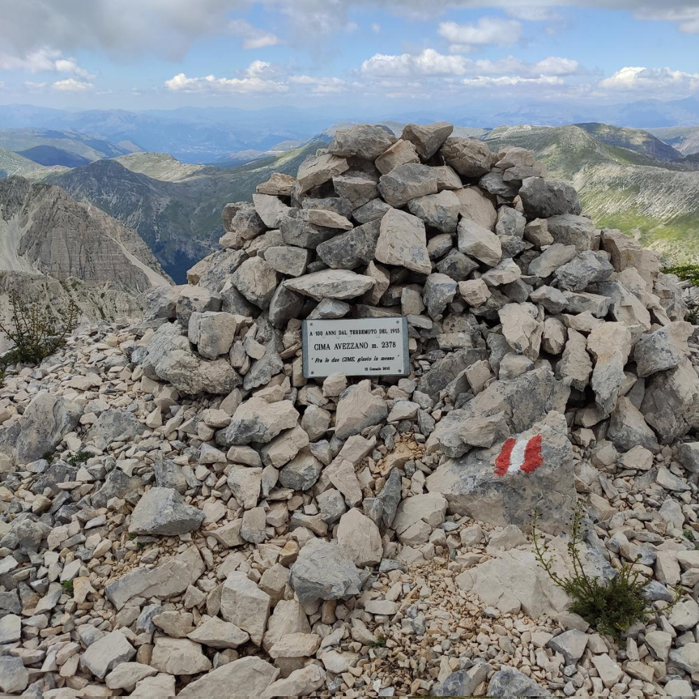 CIMA AVEZZANO (2378)  Dalla valle Majelama
